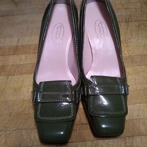 Womens size 7 olive green Talbots high heels.